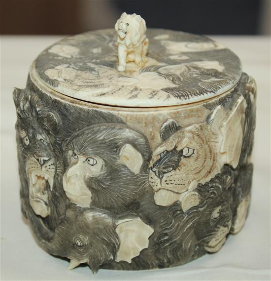 A Japanese ivory box and cover, early 20th century, 8.5cm